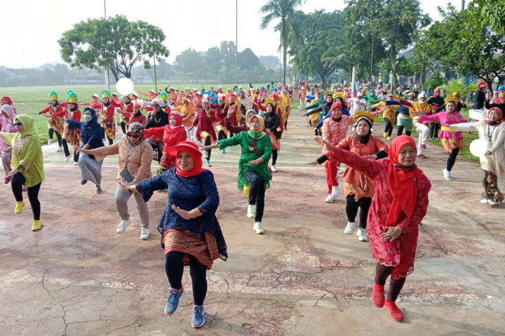 Peringati Hari Ibu, Ibu-Ibu PKK Senam Pakai Kebaya