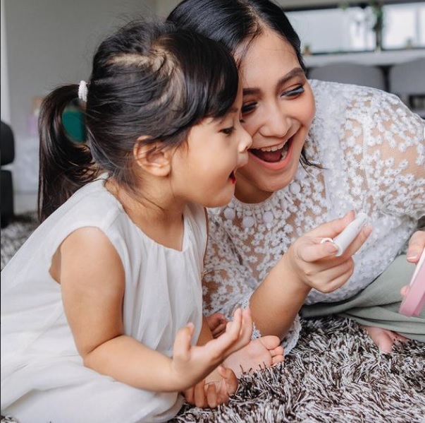 Mau Tampil Kompak? Ini Ide Pakaian Serasi Ibu dan Anak ala Caca Tengker