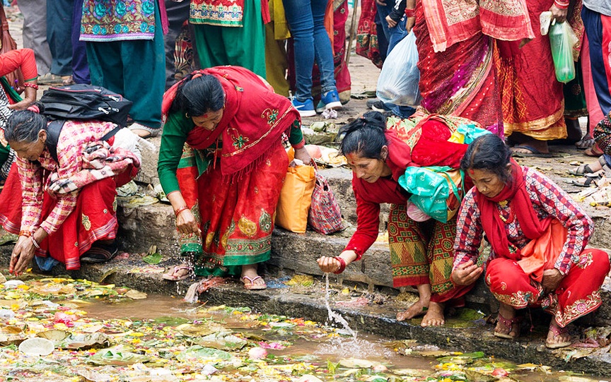 Mata Tirtha Aunsi merupakan perayaan Hari Ibu di Nepal dengan mengarungi kolam Matatritha (Foto: treksbooking)