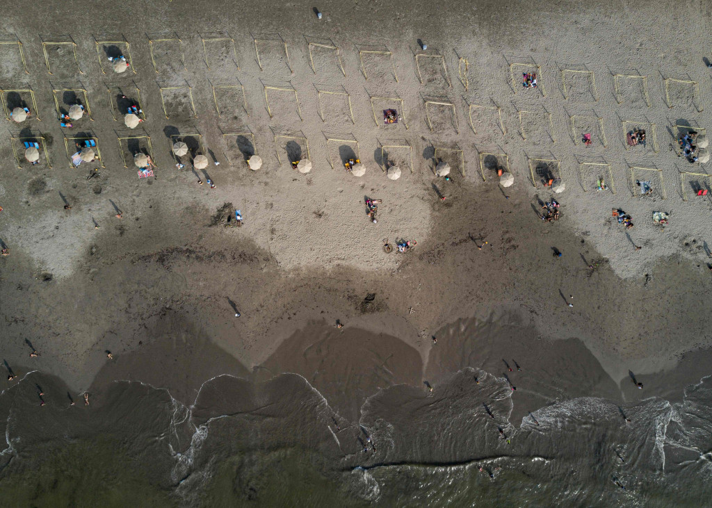 Pantai di Peru Dipasangi Pembatas untuk Cegah Kerumunan