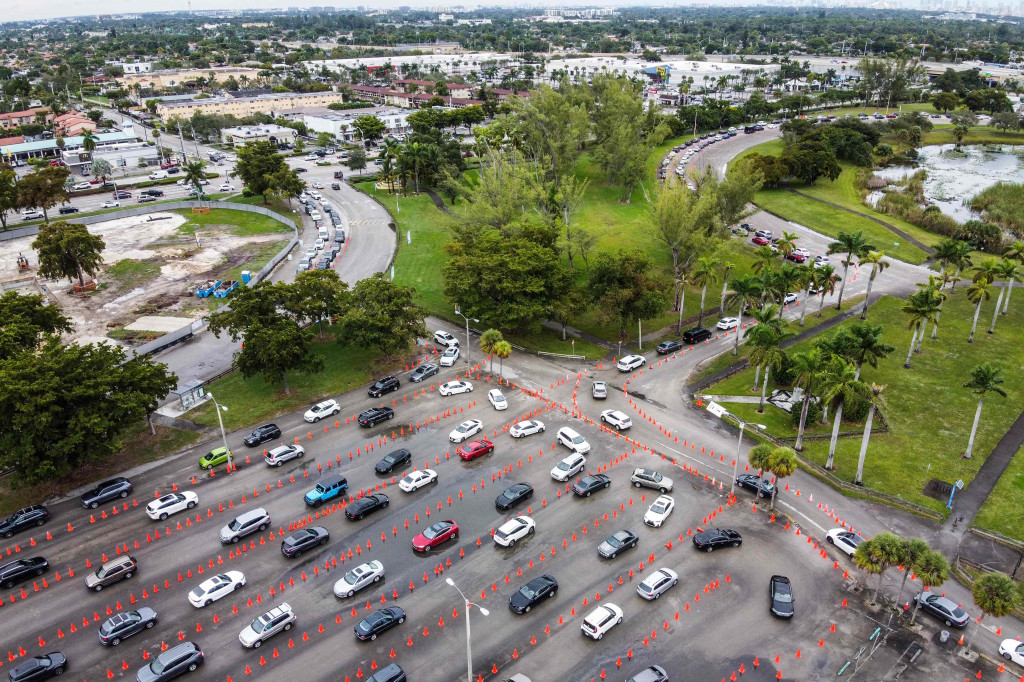 Jelang Natal, Antrean Tes Covid-19 Drive Thru di Miami Mengular