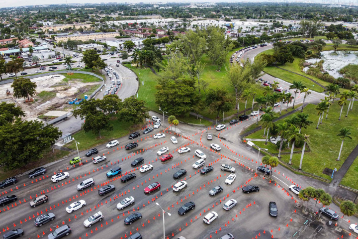 Jelang Natal, Antrean Tes Covid-19 Drive Thru di Miami Mengular