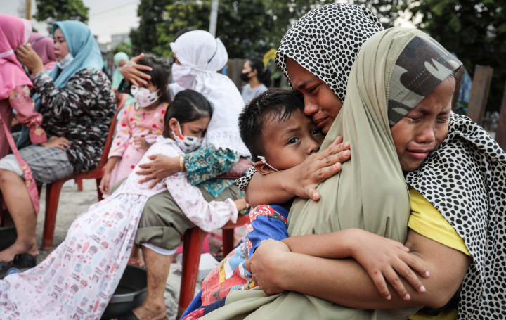 Suasana Haru Acara Cuci Kaki Ibu Massal di Duri Pulo
