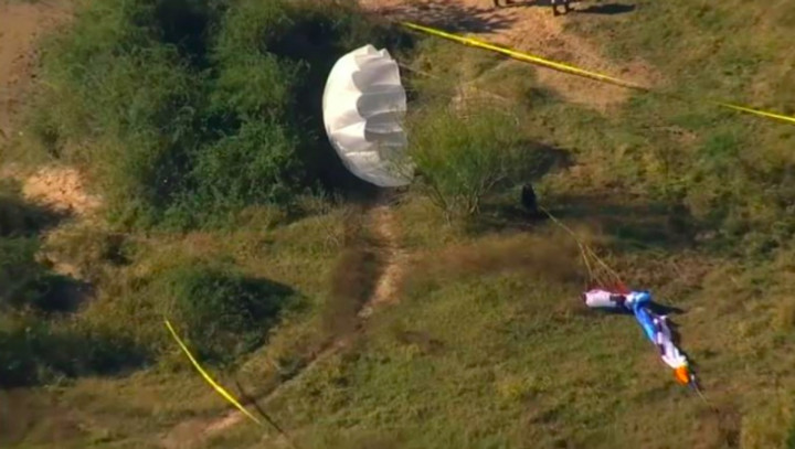 Tabrakan Pesawat Kecil dan Paraglider di AS Menewaskan 2 Orang