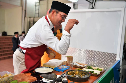 Aksi kocak Ridwan Kamil dalam memasak jengkol (Foto: Dok Humas Jabar)