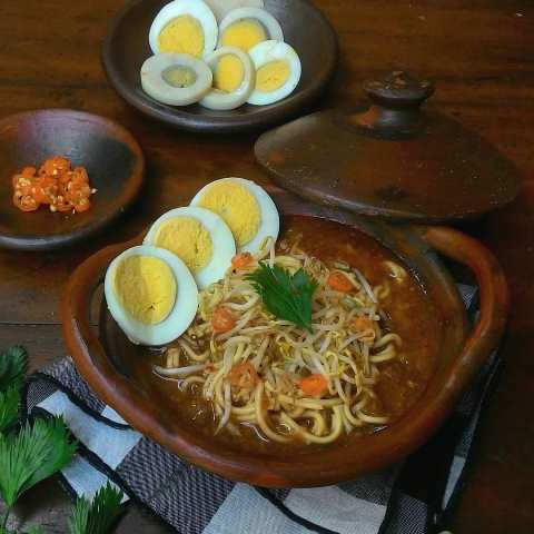 Mi lendir, salah satu makanan khas Riau yang harus kamu coba kenikmatannya. (Foto: Dok. Instagram Nazifa Fairuz K./@zifairuz.ad)