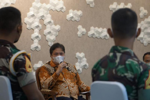 Airlangga Tekankan Pentingnya Dukungan TNI-Polri dalam Menangani Pandemi