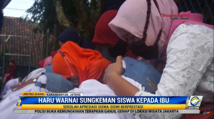 Haru Warnai Sungkeman Siswa di Karanganyar pada Hari Ibu