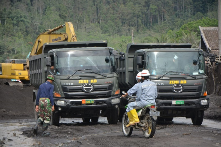 Yonzipur 10 dan 5 Kostrad Dikerahkan Bantu Warga Terdampak Semeru