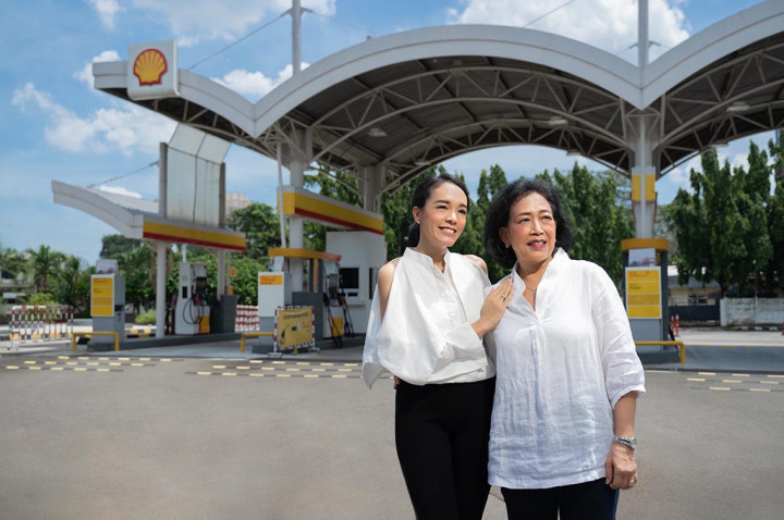 Model Cantik Ini Jadikan SPBU Sebagai Investasinya