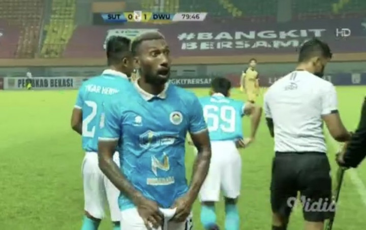 Pamer Kelamin di Laga Liga 2, Patrich Wanggai Dilarang Tanding dan Didenda Puluhan Juta Rupiah