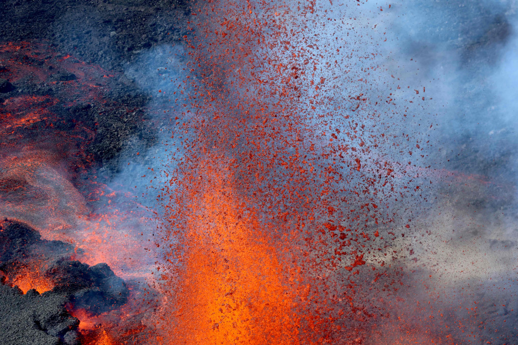 Potret Semburan Lava Gunung Piton de la Fournaise di Prancis