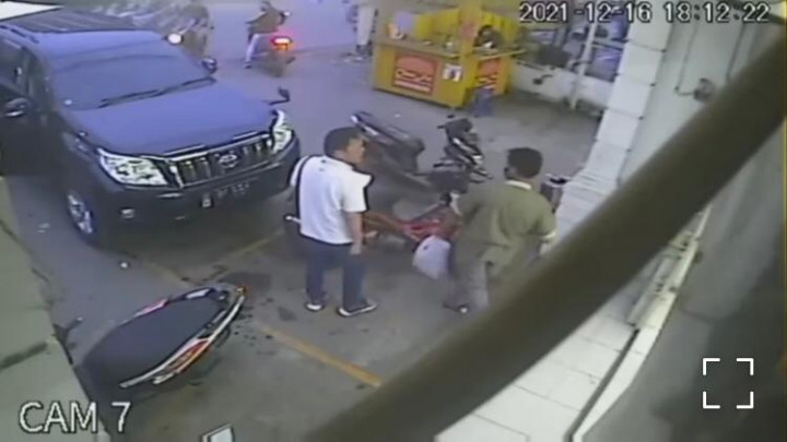 Viral! Pengemudi Arogan di Medan Pukul Pengendara Motor karena Hal Sepele