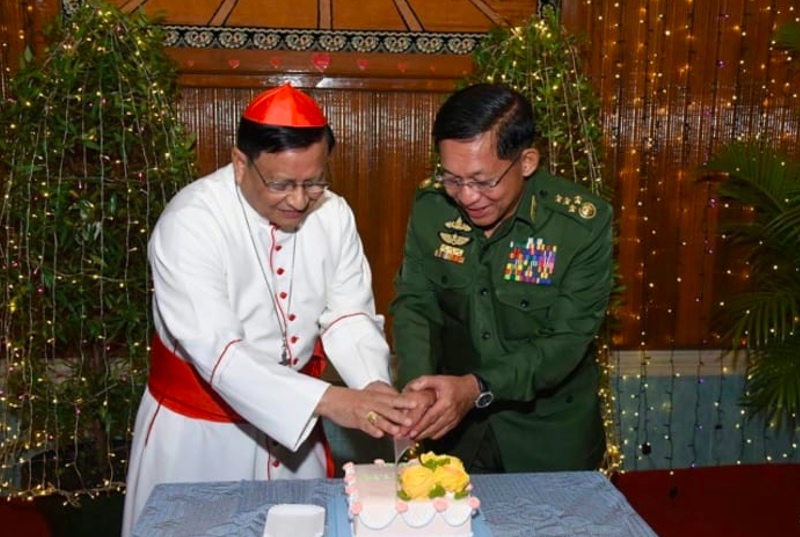 Kardinal Charles Bo potong kue Natal bersama pemimpin Junta Myanmar Min Aung Hlaing. Foto: AFP