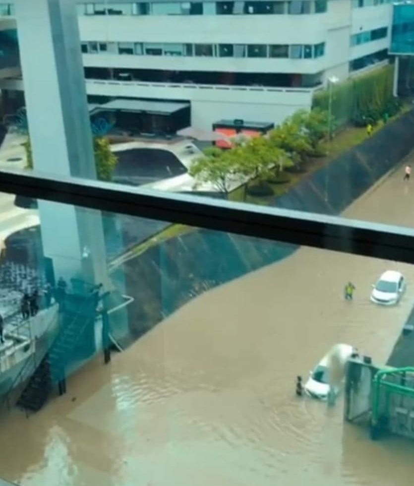 Terminal 3 Bandara Soetta banjir.