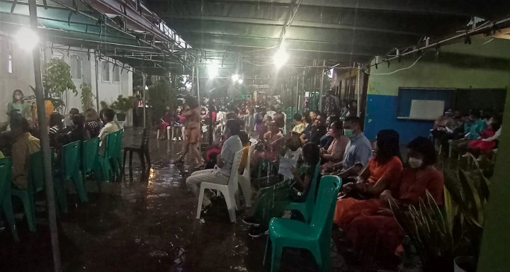 Warga Kota Kupang Rayakan Natal Dibawah Guyuran Hujan