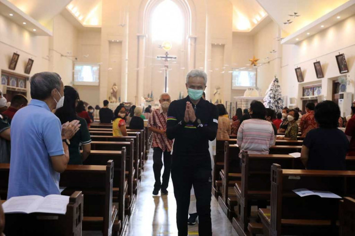 Ganjar Sapa Jemaat Misa Natal di Beberapa Gereja