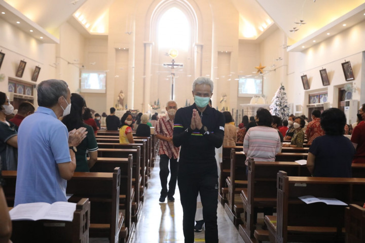 Sambil Gowes, Ganjar Sapa Jemaat Misa Natal