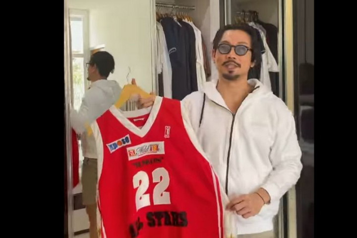 Denny Sumargo Lelang Jersey untuk Amal, Harganya Diganjar Rekor MURI