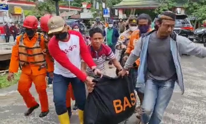 Wanita Paruh Baya Tewas Terseret Banjir di Palembang