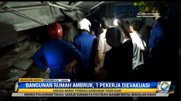 Rumah di Bekasi Runtuh Timpa Pekerja Bangunan dan Petugas Damkar