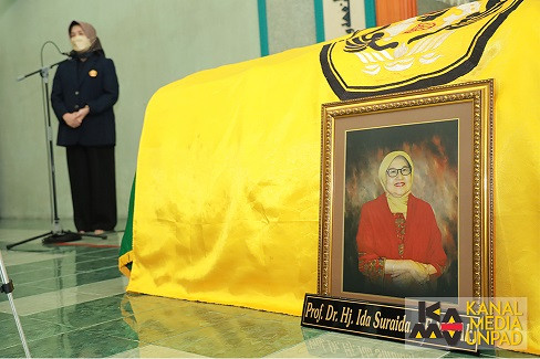 Pelepasan jenasah Prof Ida Suraida. Foto: Humas Unpad.