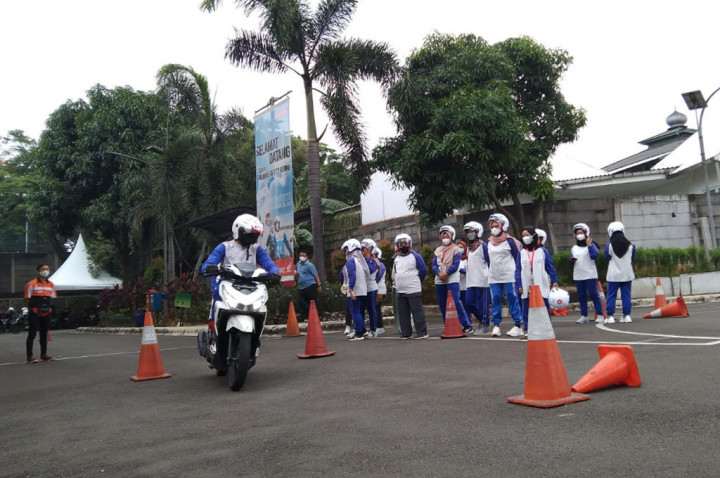 Memberantas Emak-Emak Sein Kanan Belok Kiri