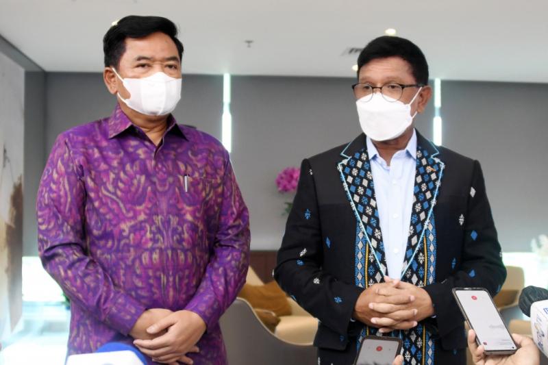 Pertemuan Komandan Sirkuit MotoGP Mandalika Marsekal (Purn) Hadi Tjahjanto dan Menkomingo Johnny G. Plate membahas kesiapan MotoGP Mandalika 2022.