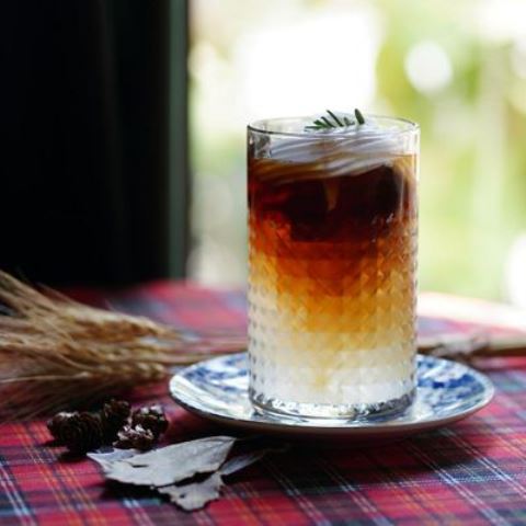 Yuk, buat es kopi dengan campuran kelapa. Enak dan segar untuk siang hari. (Foto: Dok. Endeus TV)