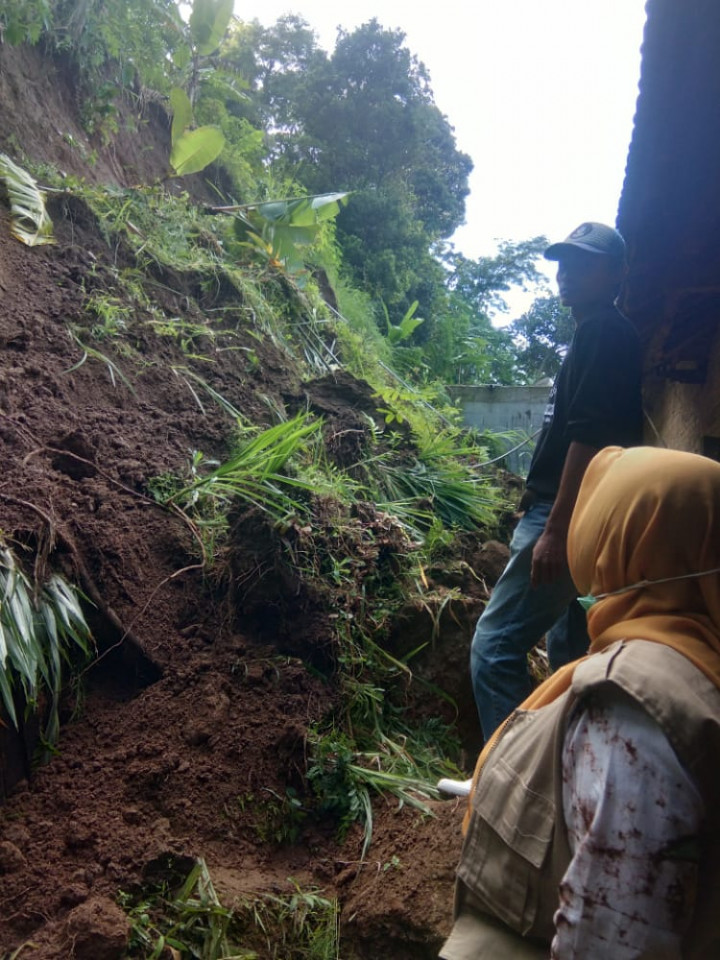 Tebing Longsor Timpa Rumah Warga di Menawan Kudus