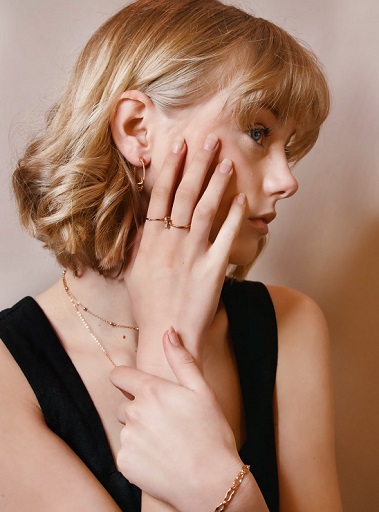 Tips Memakai Perhiasan untuk Menarik Perhatian Tanpa Terkesan Norak