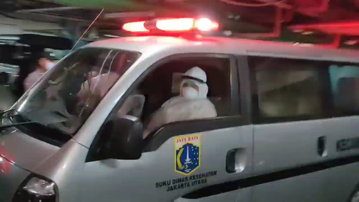 Petugas Gabungan Jemput Pasien Omicron di Apartemen Green Bay Pluit