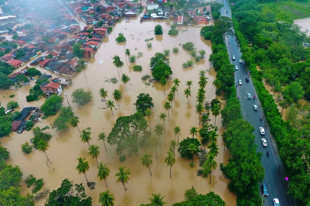 Foto udara memperlihatkan kondisi banjir di Bahia, Brasil. (Manuella LUANA/AFP)