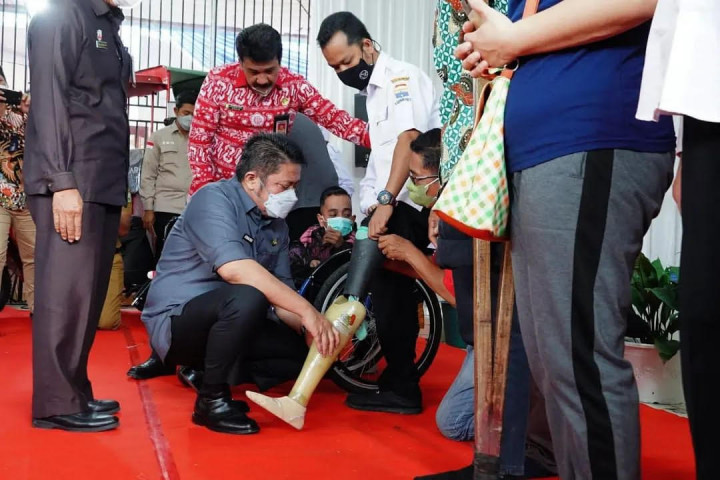 Yayasan Kick Andy dan Angkasa Pura 2 Serahkan Bantuan Kaki Palsu ke Panti Asuhan