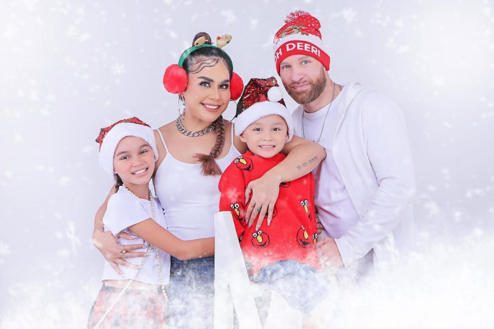 Foto Natal Tanpa Suami, Melaney Ricardo Dicecar Netizen