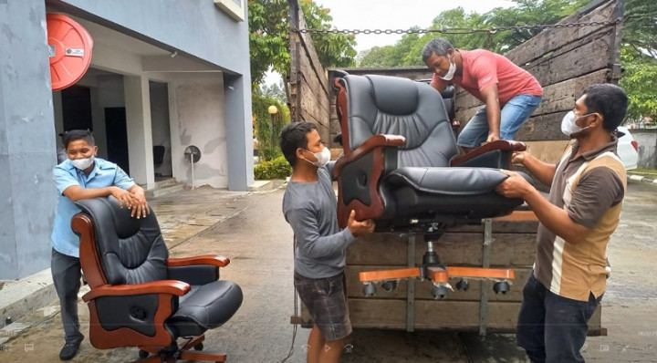 Menunggak Rp800 Juta, Kursi Pimpinan DPRD Kota Pekanbaru Ditarik Vendor