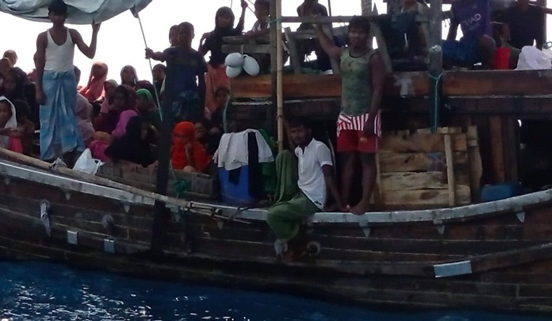 Kapal bermuatan etnis Rohingya yang terombang-ambing di perairan Bireuen, Aceh. Foto: Istimewa