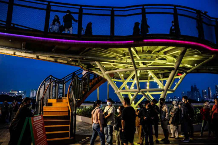 Menikmati Pemandangan Kota Jakarta dari Skywalk Senayan Park