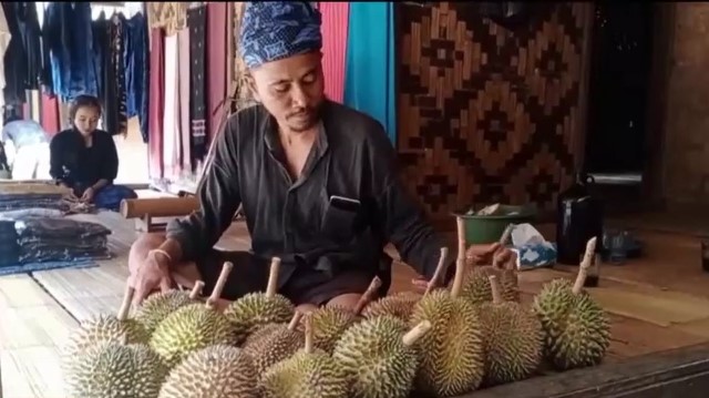 Yuk, icip durian legit dari Suku Badui, Banten. (Foto: Dok. Metro TV)