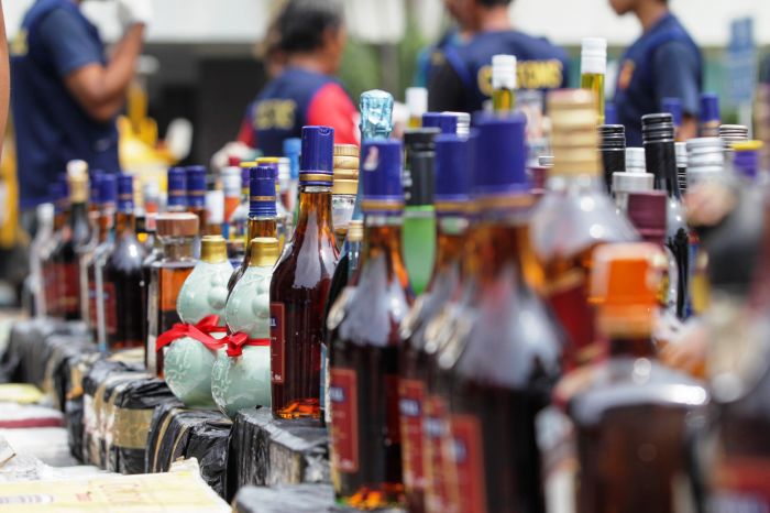 Jelang Tahun Baru, Ribuan Botol Miras di Cianjur Dimusnahkan