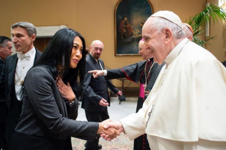Momen Tak Terlupakan Anggun Bertemu Paus Fransiskus