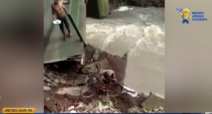 Jembatan Ambruk, Kakek Terperosok ke Sungai di Blitar