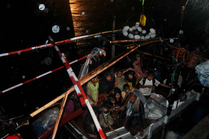 Momen Ratusan Etnis Rohingya Dievakuasi dari Tengah Laut