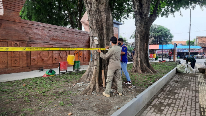 Jelang Tahun Baru, Alun-alun Kejaksan dan Kasepuhan Cirebon Dipasangi Garis Pembatas