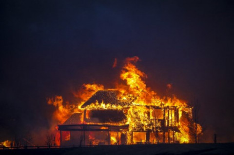 Kebakaran Hutan di AS Memaksa Puluhan Ribu Orang Mengungsi