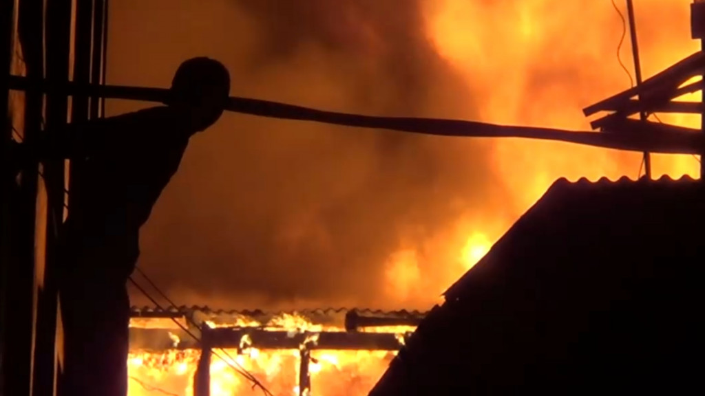 Kebakaran melanda permukiman padat penduduk di Jakarta. Foto: Medcom.id/Yurike Budiman