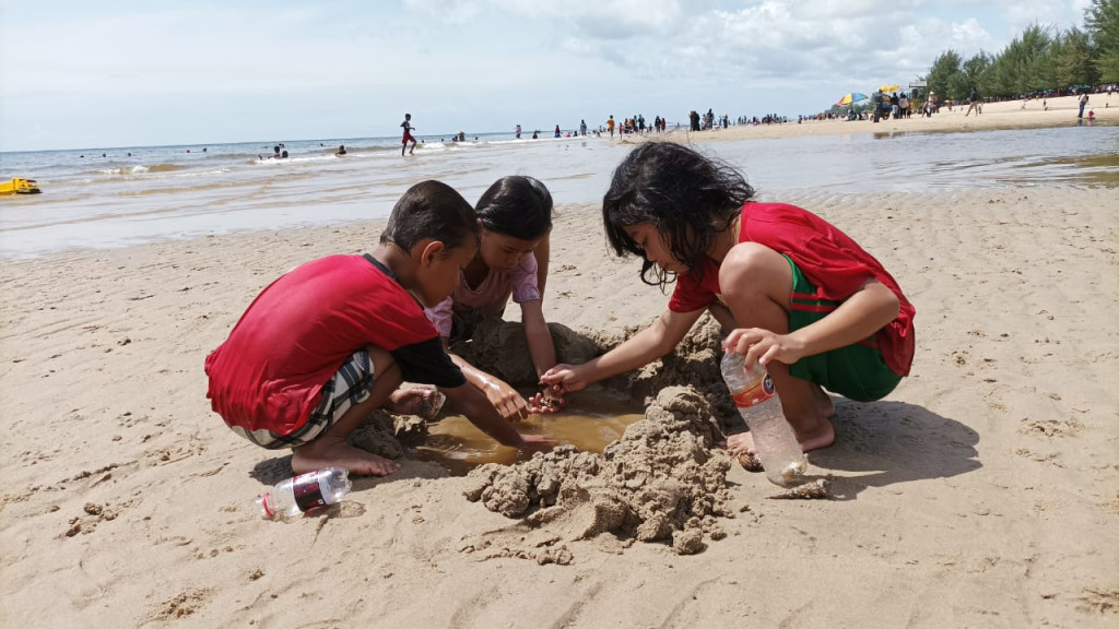 Anak-anak bermain pasir di Pantai Ujung Pandaran, Kotawaringin Timur. (Foto: MI/Sriyanti)
