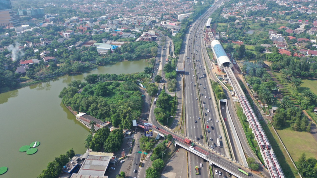 Kendaraan melintas Gerbang Tol untuk meninggalkan Jabotabek. (Istimewa)