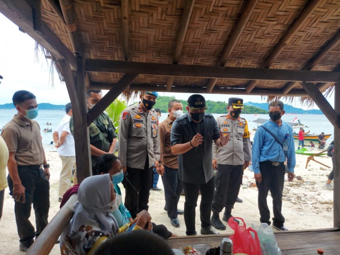 Bupati Pesawaran Dendi Ramadhona saat memberikan pemahaman kepada pengunjung dan pedagang terkait prokes, Sabtu, 1 Januari 2022. Lampost.co/Putra Pancasila