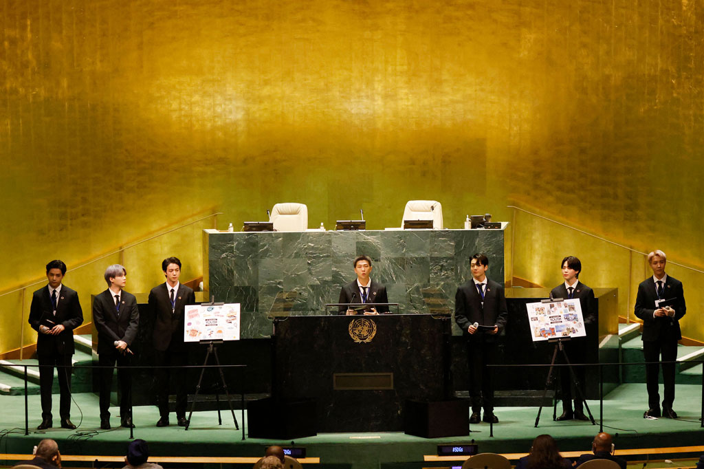 BTS berpidato di United Nations General Assembly (UNGA) ke-76, di New York, Amerika Serikat pada Senin, 20 September 2021. Foto: AFP Photo/John Angelillo